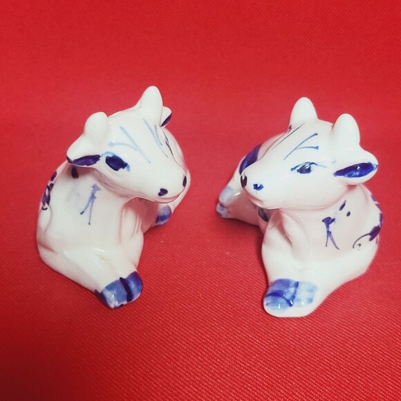 Vintage Blue and White Porcelain Cow Salt Pepper Shaker - Picture 2 of 10